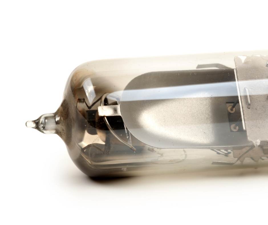 Valve vs Solid-State: Differences in Tone, Feel and Maintenance